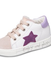 Sneaker bianca con accenti viola, punta in camoscio, patch a forma di stella e testo decorativo "Divertiti e gioca" di lato. Presenta chiusura con lacci.