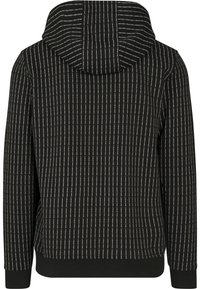 Sudadera negra con capucha que presenta franjas de texto blancas en vertical repitiendo la frase "FUCK YOU" por toda la tela.