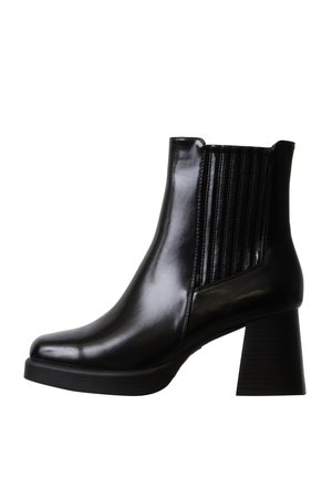 Bottine en cuir noir brillant avec un bout carré, un panneau latéral élastique côtelé et un talon bloc épais.