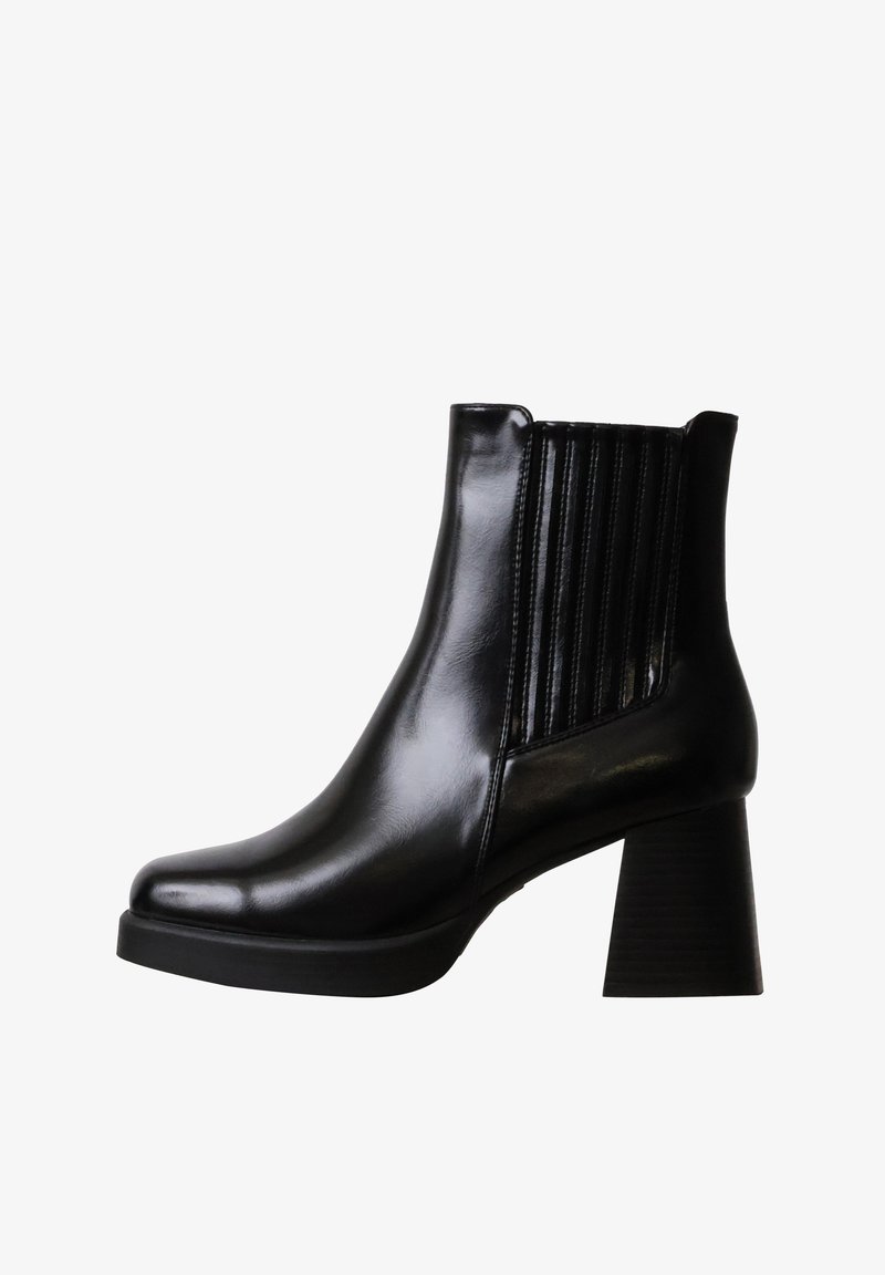 Bottine en cuir noir brillant avec un bout carré, un panneau latéral élastique côtelé et un talon bloc épais.