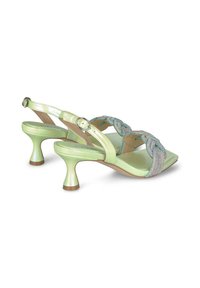 Sandali con tacco in pelle verniciata verde, caratterizzati da una fascia intrecciata decorata con dettagli in argento. Design con punta quadrata e un tacco rotondo unico.