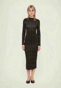 Φόρεμα με μακριά μανίκια σε στενή γραμμή, μαύρο με διακριτικό καφέ αφηρημένο σχέδιο. Το ύφασμα έχει μαλακή υφή και μήκος μέχρι τη μέση της γάμπας.