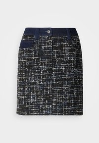 Jupe courte en tweed noir, blanc et bleu avec une ceinture bleu foncé, passants, bouton à l'avant et petit détail de poche avant.
