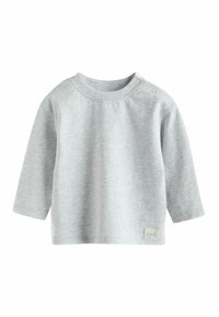 Lichtgrijze longsleeve shirt van zacht materiaal, met een ronde halslijn en een klein label op de linkeronderkant. Knoopdetail op de schouder.