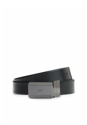 Ceinture en cuir noir avec une élégante boucle argentée gravée du mot BOSS, présentée enroulée sur un fond blanc uni.