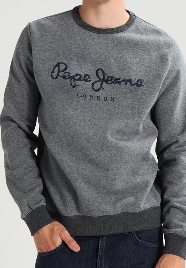 Grauer Rundhalspullover aus weichem Stoff, mit einem marineblauen "Pepe Jeans London"-Logo in Kursivschrift auf der Brust und gerippten Bündchen.