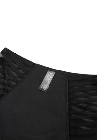 Top da allenamento atletico nero con un pannello solido e un design in rete testurizzata sul lato, e un'etichetta di cura cucita all'interno.