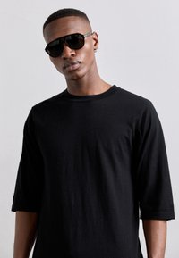 KNITID CREW NECK TEE - Pamata T-krekls - sleek black