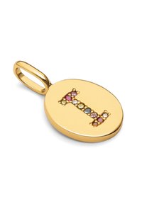 Colgante ovalado de oro con una letra "I" estilizada adornada con piedras preciosas multicolores, textura suave y un pequeño lazo para sujeción.