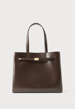 Braune Leder-Tasche mit zwei Griffen, schlankem rechteckigem Design, goldfarbenen Verzierungen und geprägtem Logo am unteren Rand.