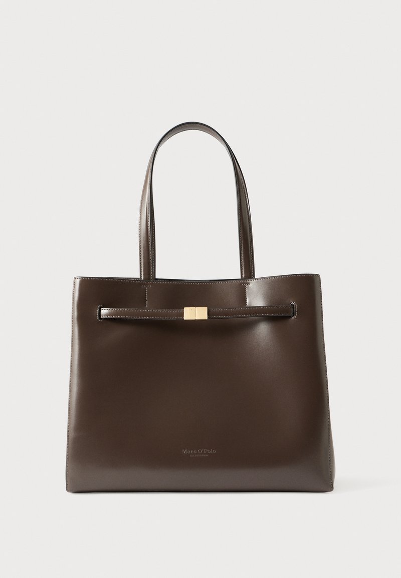 Rjava usnjena torba za na ramo z dvema ročajema, elegantne pravokotne oblike, zlato obarvani kovinski dodatki in reliefni logotip na dnu.