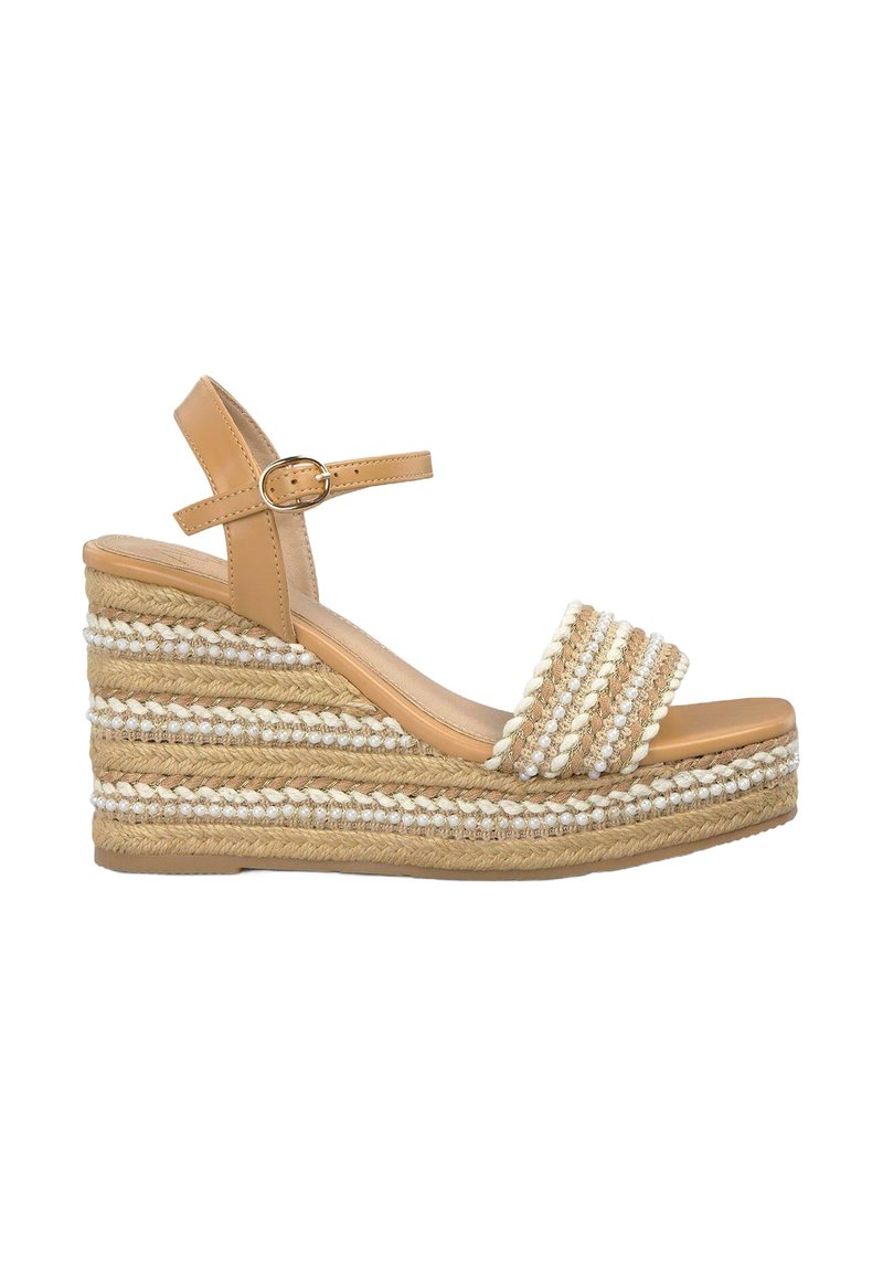 Tan wedge sandalen met een geweven jute platform en decoratieve witte kraalaccenten. Voorzien van een verstelbare enkelband en een zachte leren bovenkant.