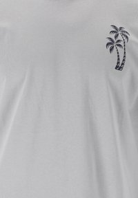 Vaaleanharmaa lyhythihainen t-paita, joka on valmistettu puuvillasta. Etuosassa vasemmalla rinnalla on tummansininen palmupuu graafinen kuva. Paita on sileä ja rento malli.