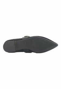Zwarte puntige schoen met een gladde bovenkant, platte zool en een gestructureerde rubberen buitenzool. Heeft een slanke band over de wreef.