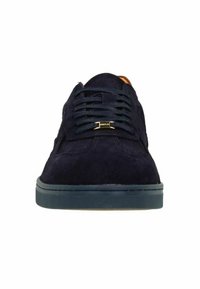 Marineblauwe suède sneaker met een ronde neus, platte veters, accenten in goudkleurig metaal en een contrasterende rubberen zool. Minimalistisch ontwerp met strakke lijnen.
