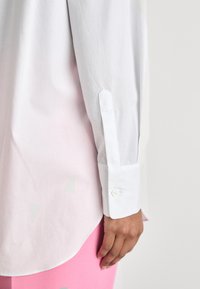 DKNY OVERSIZED PRINTED HEART - Camicia - white