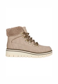 Bottes chelsea beiges à lacets avec un col en fausse fourrure, quincaillerie dorée et daim texturé. Semelle épaisse blanche avec des rainures texturées pour l'adhérence.
