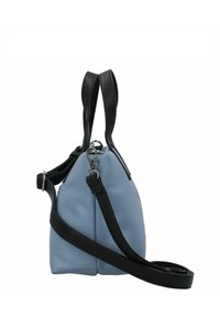 Sac à main en cuir bleu clair avec des accents en cuir noir, design symétrique, doubles poignées et une bandoulière amovible. Détails en acier inoxydable.
