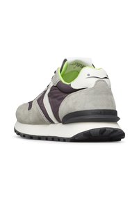 Sneaker in suede grigio e nylon viola con accenti bianchi, fodera interna verde e suola in gomma nera. Presenta un logo distintivo sul retro.