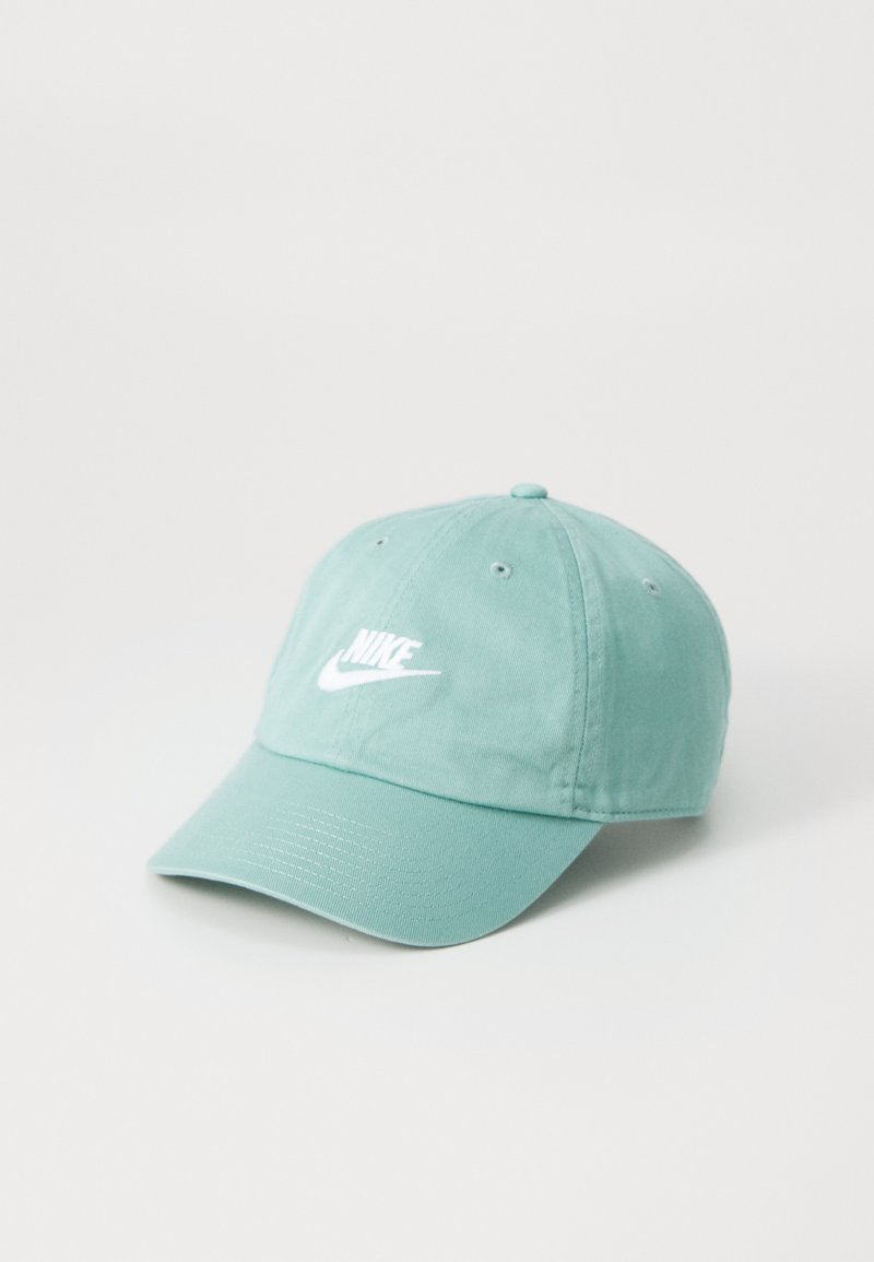 Boné de algodão verde menta com aba curva, apresentando bordado do logótipo da Nike em branco na parte da frente e seis ilhós de ventilação.