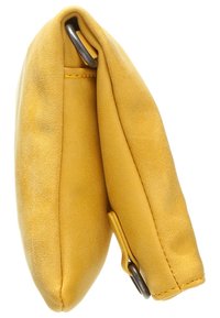 Žlutá kožená taštička s hladkým povrchem, zaoblenými okraji a stříbrným kroužkem jako akcentem. Obsahuje minimalistický design a kompaktní tvar.