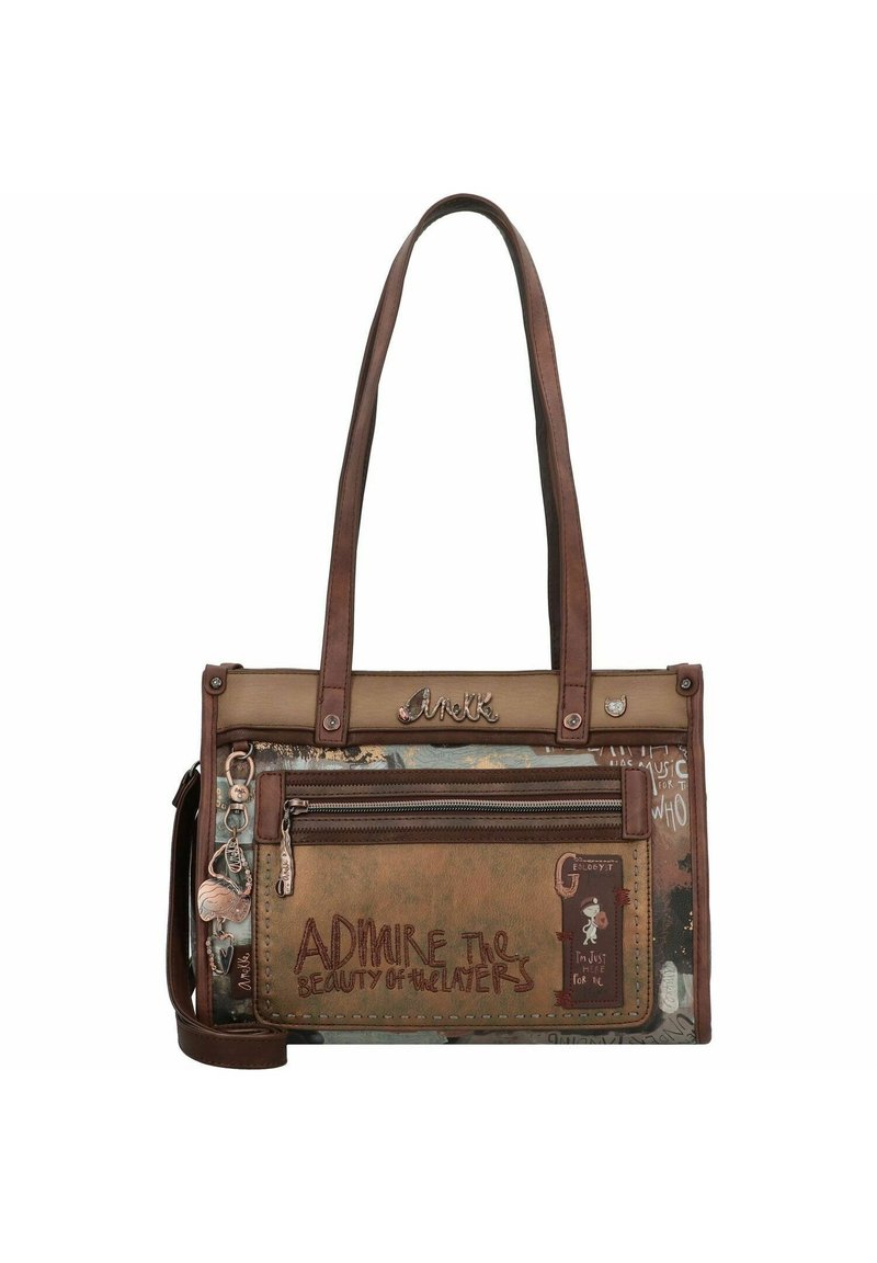 Sac fourre-tout marron avec une finition en cuir texturé, doté de deux poignées, d'une poche avant, de breloques décoratives et de designs graphiques colorés.