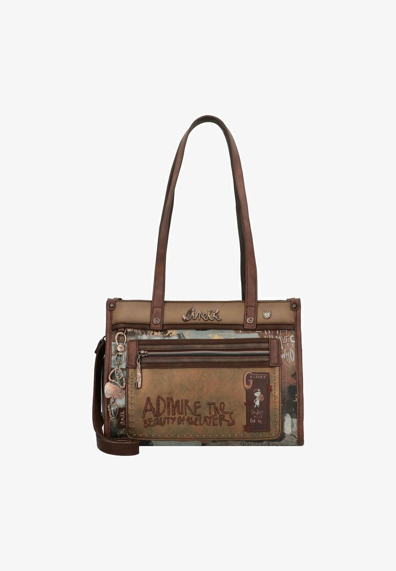 Sac fourre-tout marron avec une finition en cuir texturé, doté de deux poignées, d'une poche avant, de breloques décoratives et de designs graphiques colorés.