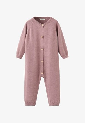 Pleteni kombinezon v mehki roza barvi z dolgimi rokavi, zaobljenim izrezom in lesenimi gumbi spredaj. Rebrasti manšeti in sproščen kroj.