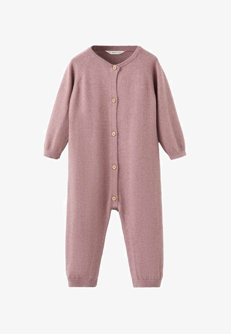 Salopetă tricotată în roz pal, cu mâneci lungi, decolteu rotund și nasturi de lemn pe față. Manșete striate și croială lejeră.