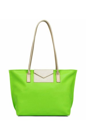 Sac fourre-tout synthétique vert avec des poignées dorées, un fermoir à rabat beige et une texture lisse. Présente un logo discret sur le rabat.