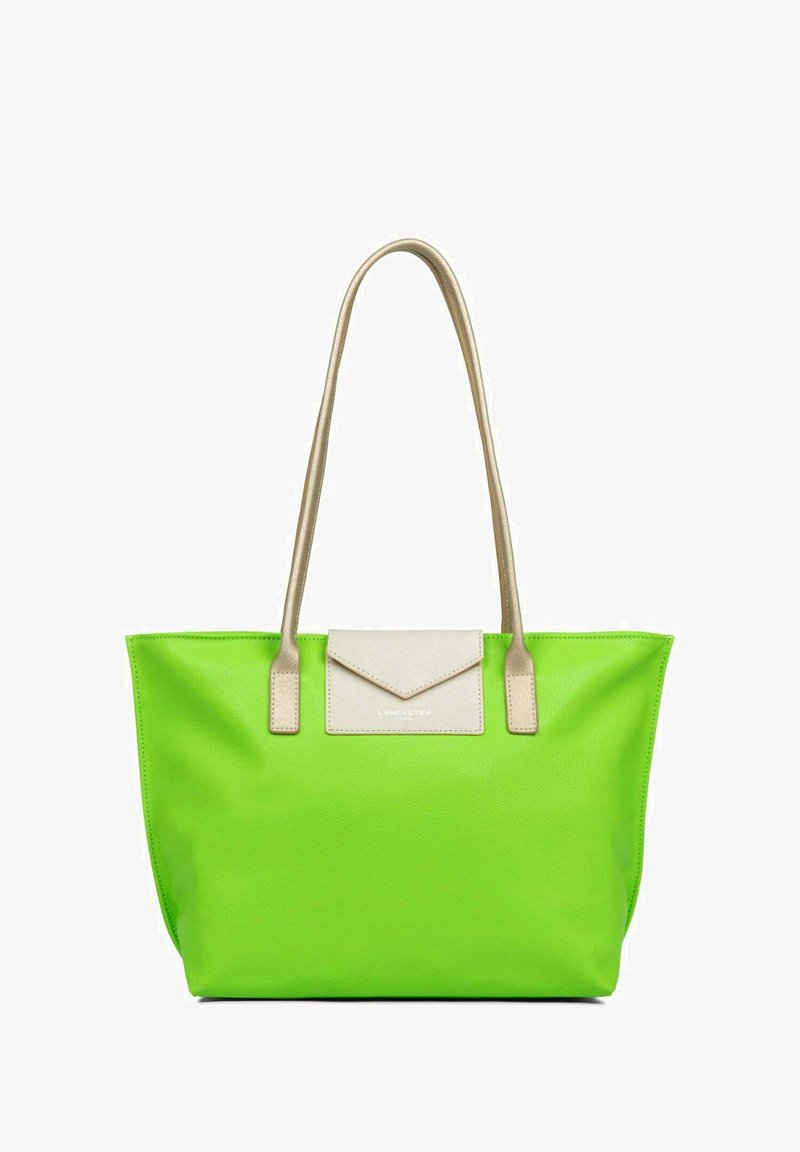 Sac fourre-tout synthétique vert avec des poignées dorées, un fermoir à rabat beige et une texture lisse. Présente un logo discret sur le rabat.