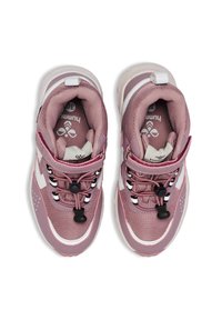 Rosa Sportchuhe aus Mesh und synthetischem Material, mit runder Zehenpartie, elastischen Schnürsenkeln und Gummisohlen. Verfügt über weiße Akzente und Perforationen.