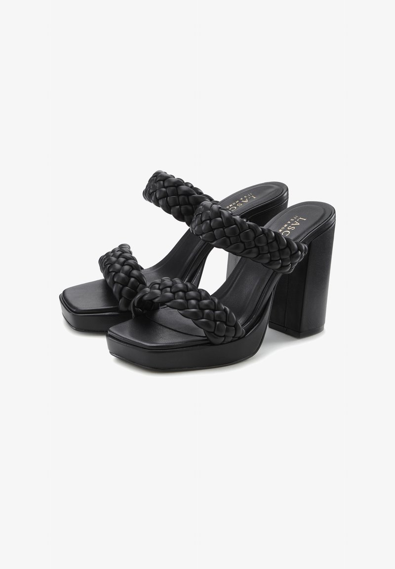 Sandales à plateforme ouvertes noires avec deux brides tressées. Forme de bout carré et talon bloc large. Fabriquées en matériau synthétique lisse.