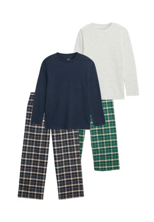Två uppsättningar av barnens nattkläder: en marinblå ribbad långärmad topp och en ljusgrå topp; ihop med mjuka byxor i rutig marinblå/kräm och grön/blå.