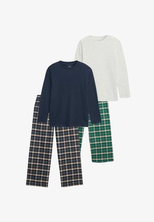 Deux ensembles de vêtements de nuit pour enfants : un haut à manches longues en ribbed marine et un haut gris clair ; associés à un pantalon doux à carreaux en marine/crème et vert/bleu.