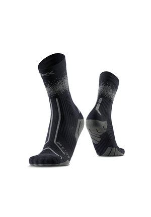 Zwarte en grijze sportieve sokken met patroonaccenten, weergegeven zij- en achterkant op een witte achtergrond.