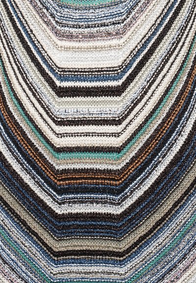 Margas megztas audinys su koncentrinėmis V formos juostelėmis baltos, juodos, mėlynos, rudos ir žalsvos siūlų spalvų.