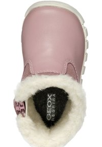 Stivale in pelle rosa con fodera in finta pelliccia bianca e soletta nera, dotato di una suola in gomma testurizzata e hardware per la regolazione laterale.