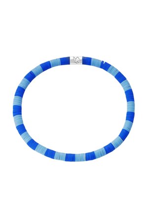 Bracelet extensible avec des perles plates et rondes alternant bleu foncé et bleu clair et un fermoir en argent gravé d'un symbole de papillon.