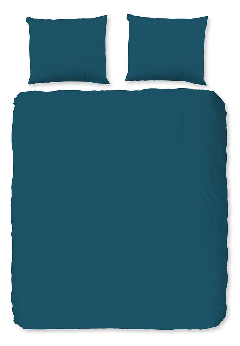 Tealblaue Bettwäsche mit zwei Kissen und einer Bettdecke, von oben auf einem weißen Hintergrund betrachtet.