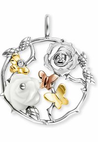 Sølvvedhæng med et blomsterdesign, der har en hvid rose, guld- og rosaguldssommerfugle samt diamantdetaljer, indarbejdet i en vinstok-lignende struktur.