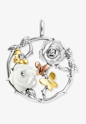 Sølvvedhæng med et blomsterdesign, der har en hvid rose, guld- og rosaguldssommerfugle samt diamantdetaljer, indarbejdet i en vinstok-lignende struktur.