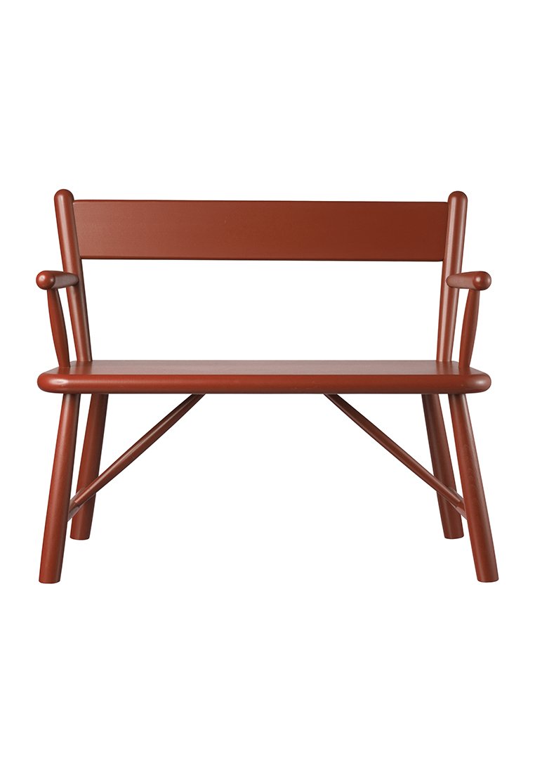 Panchina rossa in legno con schienale orizzontale e braccioli curvi. Design semplice con gambe coniche e una finitura liscia e opaca.