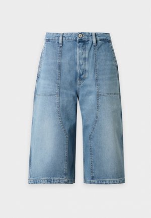 Shorts en denim bleu clair longueur genou avec fermeture bouton et zip sur le devant, détails de coutures courbes et passants de ceinture.