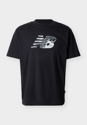 Schwarzes T-Shirt mit kurzen Ärmeln und Rundhalsausschnitt, auf der Vorderseite mittig mit einem großen silbernen, metallischen, stilisierten "NB"-Logo mit Bewegungslinien versehen.