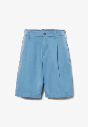 Hellblaue Shorts aus weichem Stoff, mit gefältelter Vorderseite, Taschen und einem Knopfverschluss mit kontrastierendem Knopfdetail.