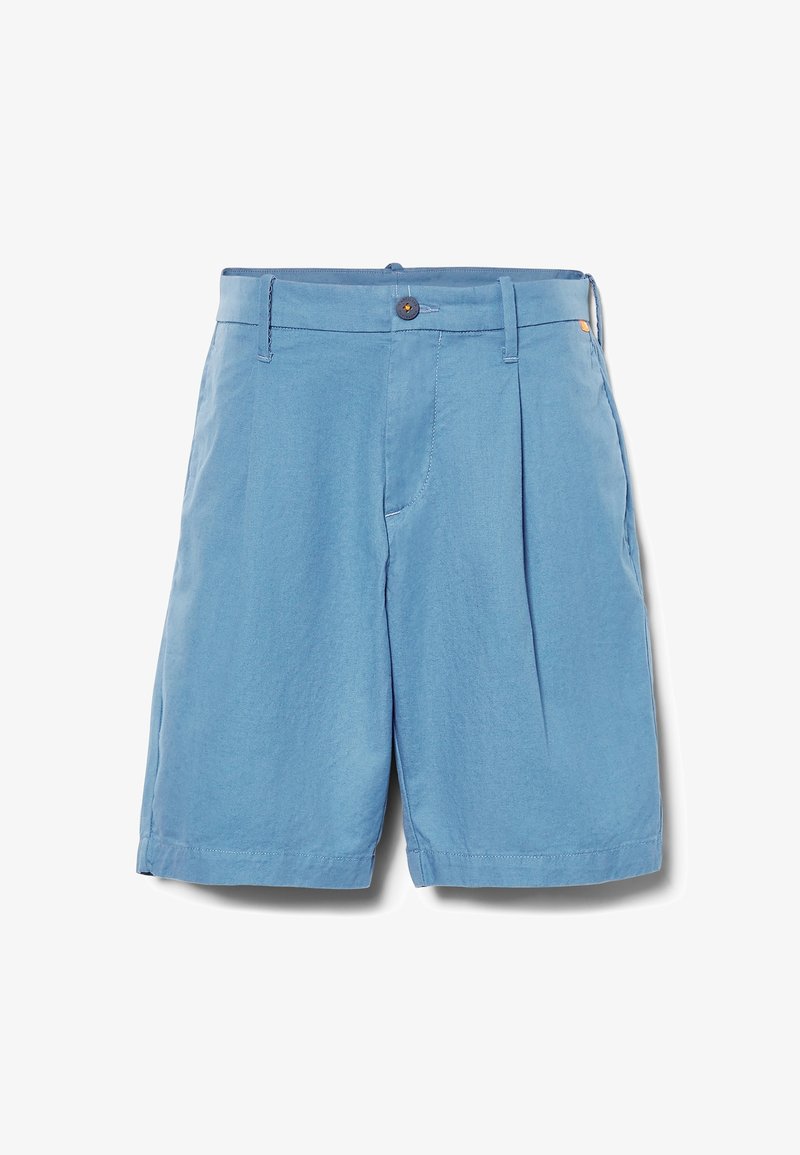 Shorts bleu clair en tissu doux, avec un devant plissé, des poches et une fermeture à bouton avec un bouton contrastant.