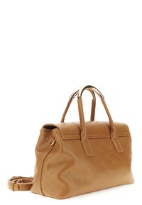 Hnědá kabelka z faux kůže s embosovaným vzorem loga, dvojitými horními uchy a odnímatelným ramenním popruhem. Obsahuje akcenty z pozlaceného kovu.