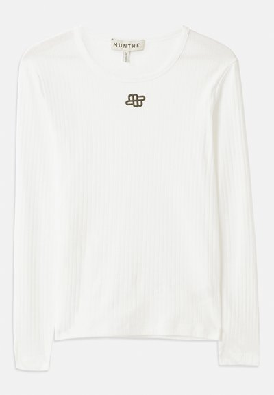 Long-sleeve white ribbed shirt made of soft fabric, featuring a round neckline and a small dark embroidered logo on the chest.