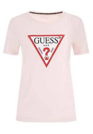 T-shirt rosa chiaro a maniche corte con un logo triangolare rosso che presenta la scritta "GUESS" e un punto interrogativo. Materiale in cotone, scollatura arrotondata, vestibilità slim.